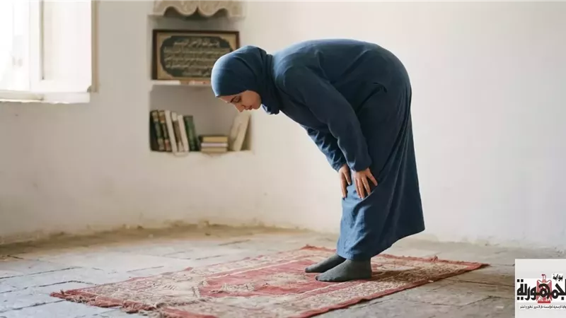 حكم الوضوء أثناء الاستحمام وارتداء الجورب في الصلاة