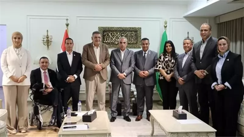 محافظ الإسماعيلية يبحث المشكلات الجماهيرية مع النواب