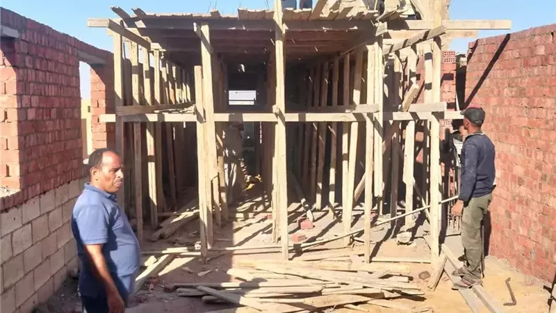 جهاز 6 أكتوبر يزيل زيادة بنائية بغرف سطح بالتوسعات الشمالية ..صور