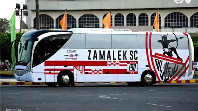 وصول حافلة الزمالك إلى ستاد القاهرة لخوض مباراة أبو قير للأسمدة
