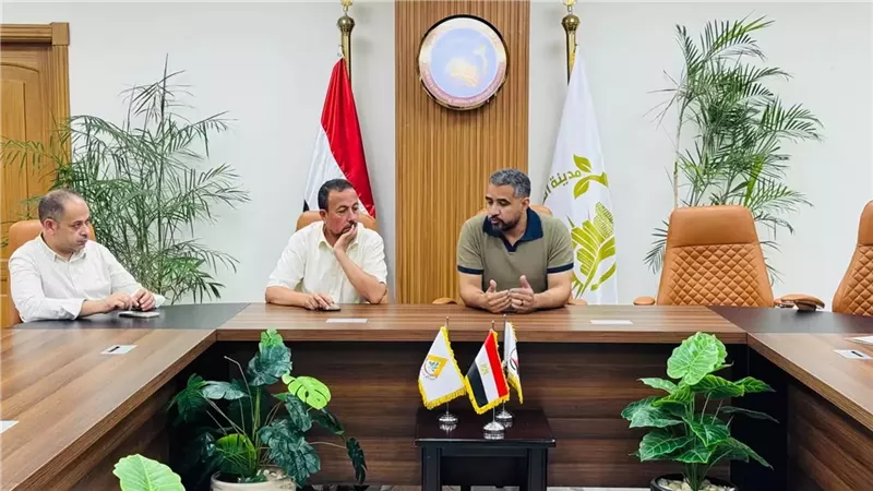 رئيس العبور الجديدة يتابع الملفات العقارية ومشروعات الطرق