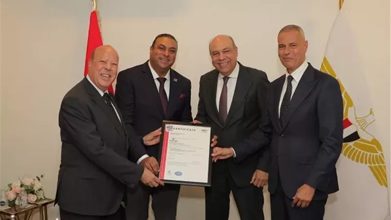 وزير الطيران المدني يشهد حصول مصر للطيران على 3 اعتمادات دولية