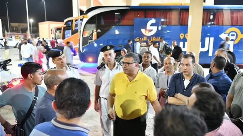 محافظ قنايتابع انتظام العمل بمجمع المواقف