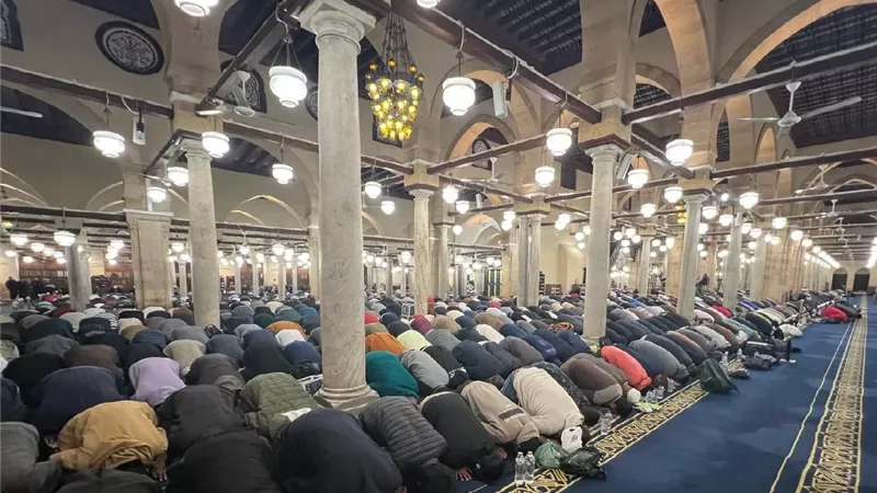 حكم صلاة الجمعة لمَن أدرك التشهد .. الإفتاء تجيب