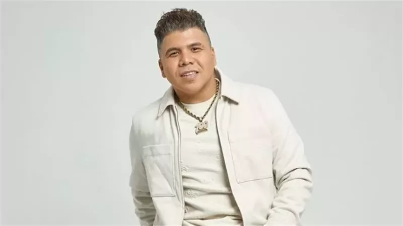 عمر كمال يؤدي مناسك العمرة