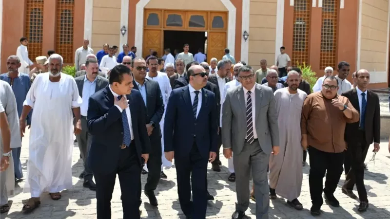 محافظ قنا يفتتح مجمع المواقف الجديد ويستعرض مطالب الأهالي..صور