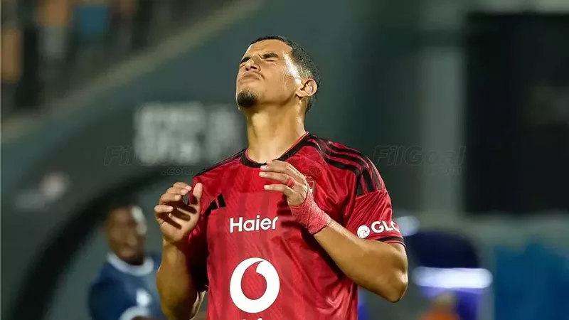 تقرير مغربي : لاعب الأهلى يشعر بالعضب من عدم تعاون زملائه معه بالفريق