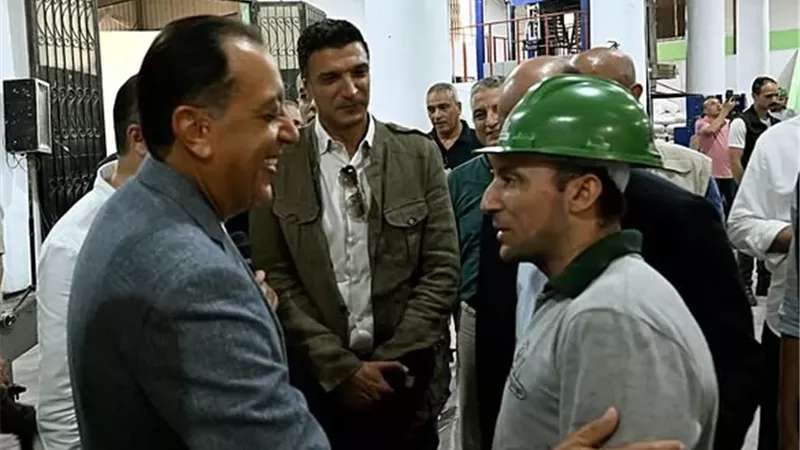 رئيس الوزراء يتفقد مصنع الشركة الوطنية للصناعات البلاستيكية بالمنطقة الصناعية ببلطيم