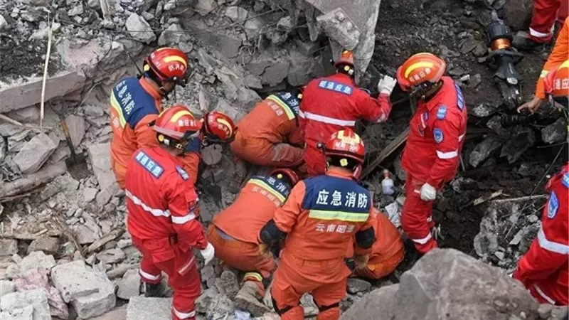 وفاة 12 شخصا وفقد آخر إثر انهيار طيني شرقي الصين