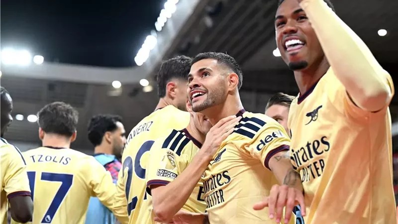 آرسنال يفوز علي سندرلاند بثنائية ويتصدر الدوري الإنجليزي
