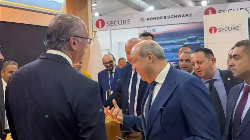 مطار القاهرة يستعرض جهود التحول الرقمى