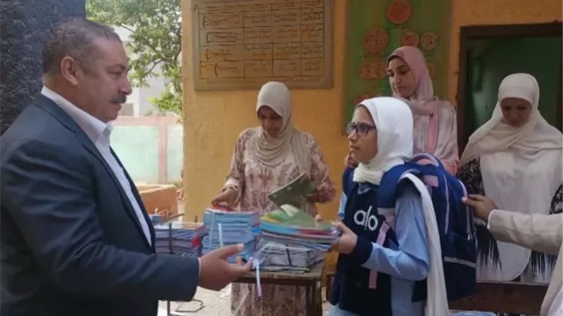 مدير تعليم الخانكة يشارك طالبات مدرسة أبو بكر الصديق طابور الصباح