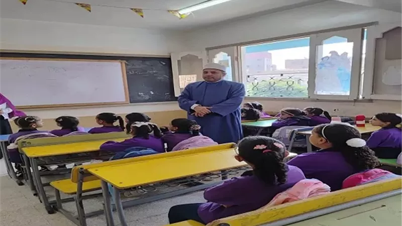 رئيس منطقة المنيا الأزهرية يتفقد معهد عمر بن عبدالعزيز النموذجي