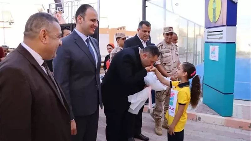 محافظ دمياط يتفقد المدارس ويشارك الطلاب طابور الصباح