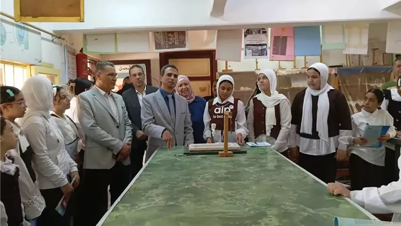 انتظام العملية التعليمية بكفر الشيخ وتوزيع الكتب على الطلاب
