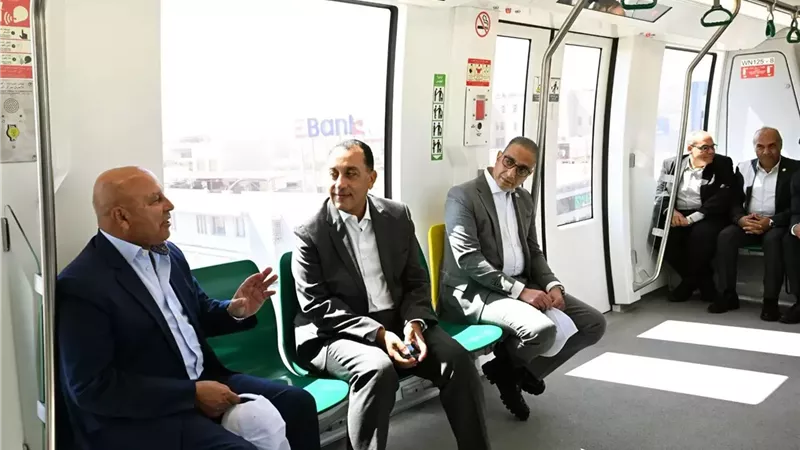 رئيس الوزراء يتفقد مشروع مونوريل غرب النيل