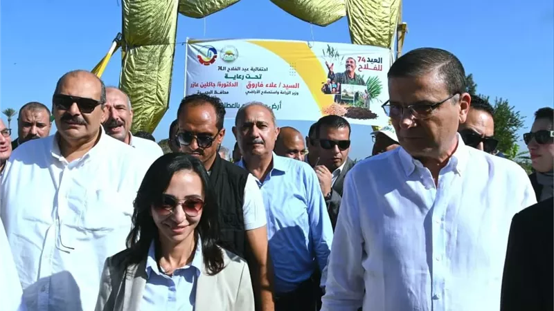 وزير الزراعة ومحافظ البحيرة يحتفلان بعيد الفلاح وسط المحاصيل