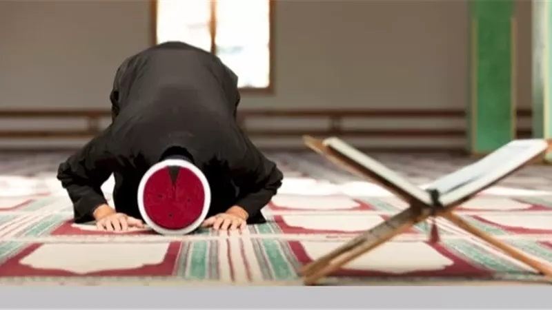 متى يُباح قطع صلاة الفريضة؟..ضوابط تُحددها الإفتاء