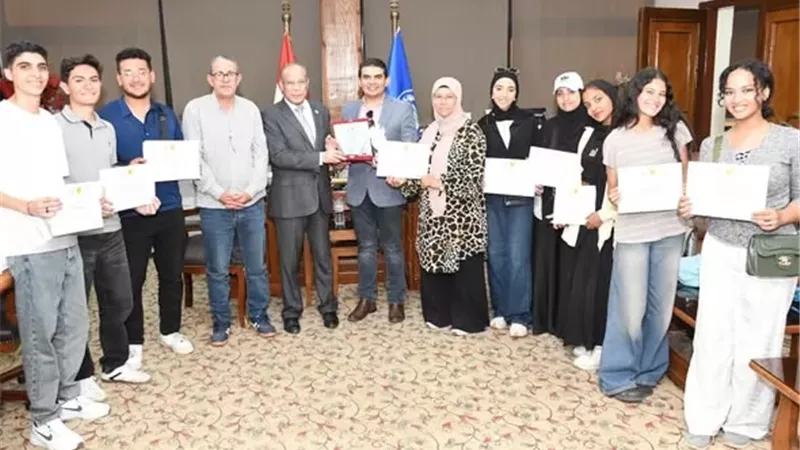 تكريم فريق كورال جامعة قناة السويس