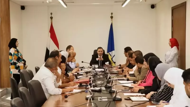 محافظ دمياط يناقش مع نواب المحافظة تنفيذ مشروعات خدمية بالقرى