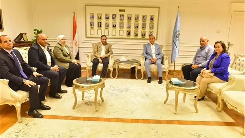 محافظ أسيوط ووفد خدمات نقل الدم يبحثان تعزيز توفير الدم الآمن