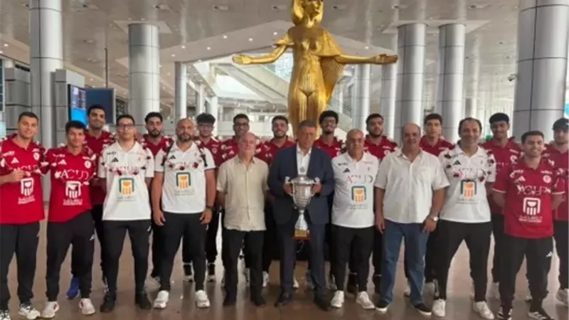 رئيس اتحاد اليد يستقبل أبطال أفريقيا بالورود