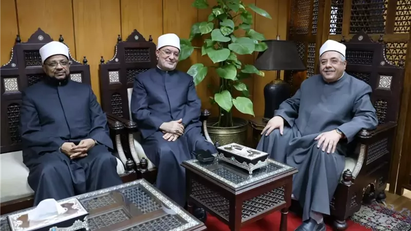 الشيخ أيمن عبد الغني يباشر مهام عمله بعد الحادث الذي تعرض له