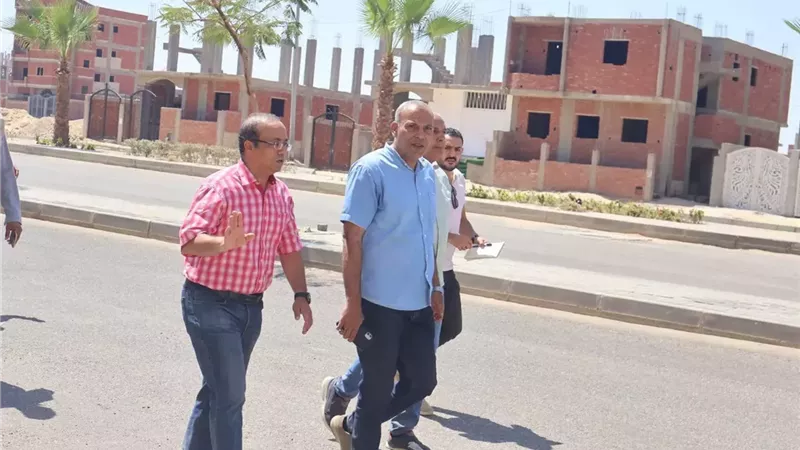 رئيس جهاز حدائق العاشر يتابع مشروعات حي السنابل ميدانياً