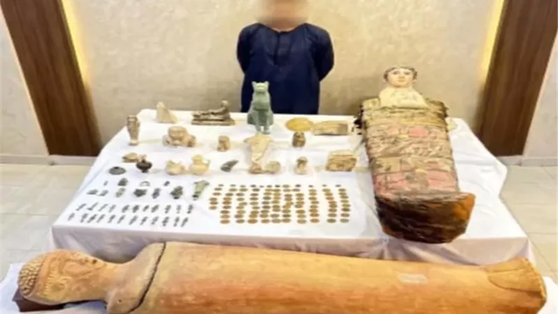 كنوز من العصر الفرعوني والروماني.. ضبط عنصر جنائى بحوزته 151 قطعة أثرية بالمنيا