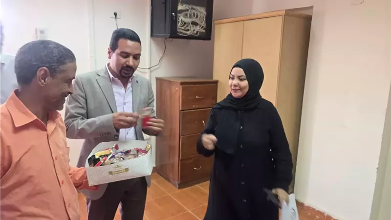 بالحلوى..المعهد الفني الصحي يستقبل الطلاب في أول أيام الدراسة