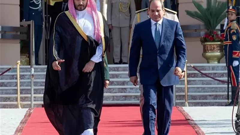 ولي العهد السعودي يوجه رسالة شكر للرئيس السيسي بعد مغادرته القاهرة