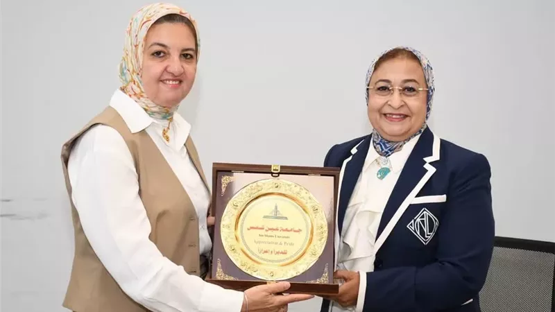 جامعة عين شمس تكرّم أ.د. هيام وهبة تقديرًا لعطائها
