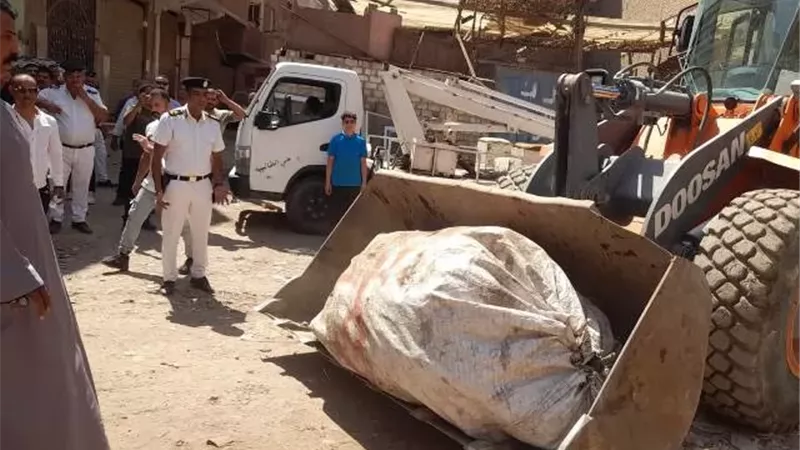 الجيزة تداهم مخازن الفرز والخردة المخالفة بالطالبية