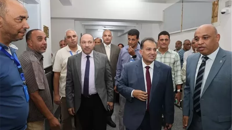رئيس جامعة قنا يتابع انتظام العمل بالإدارات المركزية