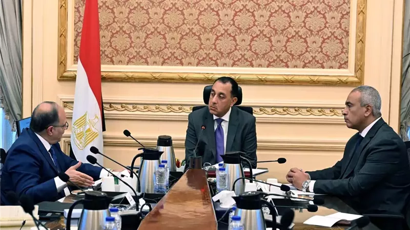 رئيس الوزراء يلتقي رئيس هيئة الدواء المصرية لمتابعة عدد من ملفات عمل الهيئة