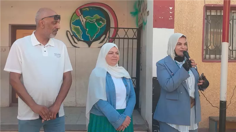 وكيل تعليم الإسماعيلية تشارك الطلاب تحية العلم في أول يوم دراسة