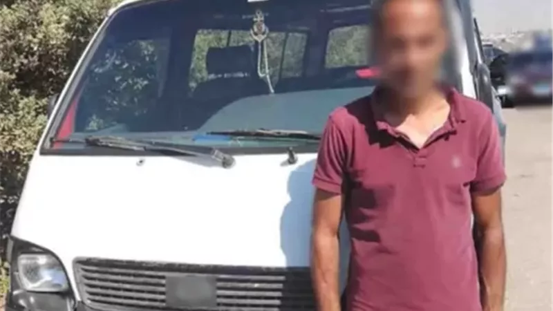 الأمن يضبط سائق ميكروباص لسيره عكس الإتجاه وعطل الحركة المرورية