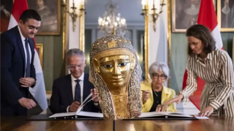 الخارجية: مصر تنجح في استرداد قناع ذهبي أثري من سويسرا