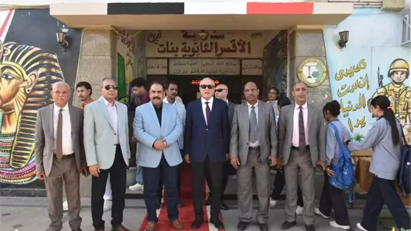 محافظ الأقصر يشهد طابور الصباح بمدرسة أبو الحجاج الابتدائية