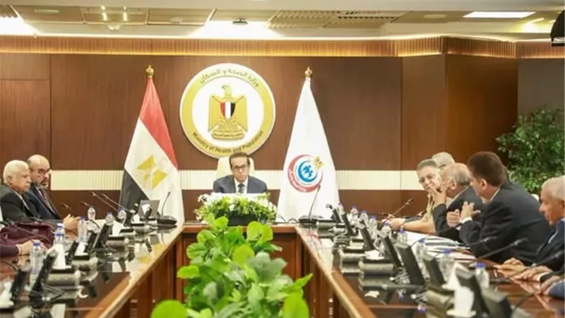وزير الصحة يناقش استراتيجية توسيع قاعدة المتبرعين بالكلى من الأحياء