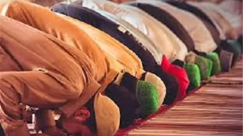 هل يجب على المصليين السجود إذا قرأ الإمام آية بها سجدة؟