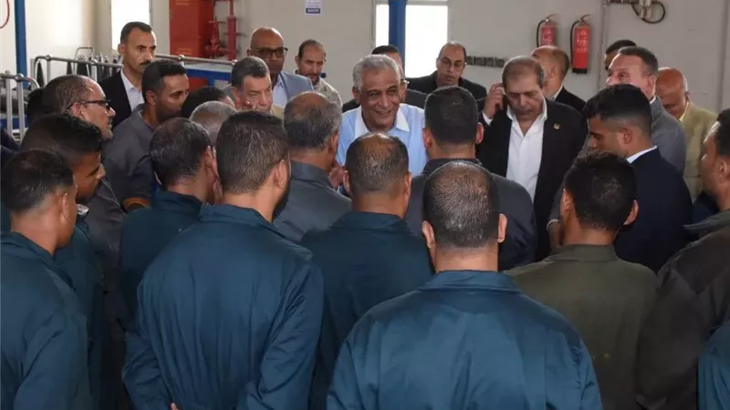 وزير الإنتاج الحربي يتفقد خطوط الإنتاج بشركة هليوبوليس للصناعات الكيماوية