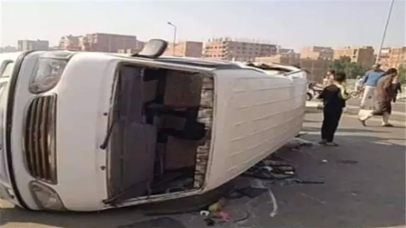 إصابة 14 أثر انقلاب ميكروباص بطريق مصر الإسماعيلية الصحراوي
