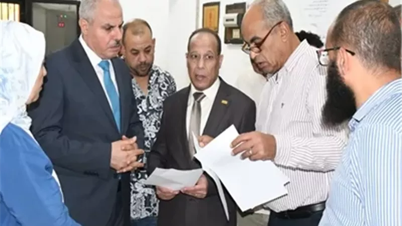 رئيس جامعة قناة السويس يتفقد الإدارة المركزية لشئون الطلاب