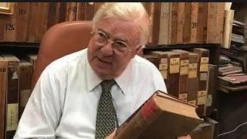 مفاجآت مثيرة في قضية مكتبة الفنان حسن كامي