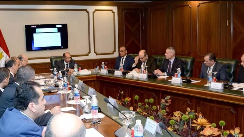 وزير الطيران يعقد اجتماع موسع مع الجهات الأمنية العاملة بمطار القاهرة والمطارات المصرية