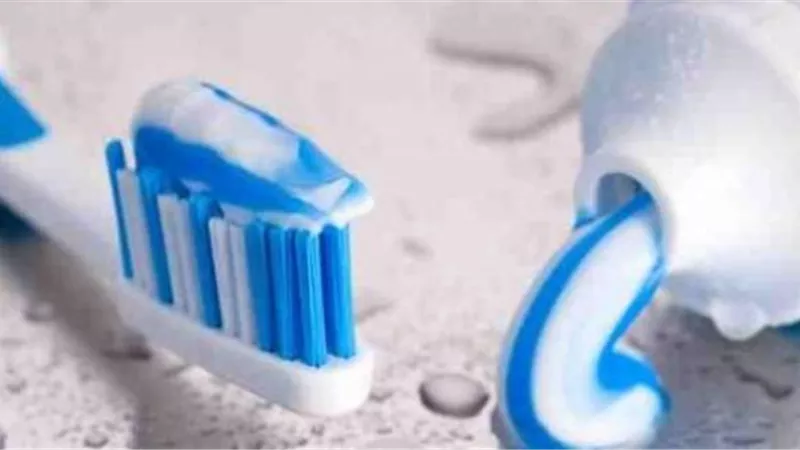 تجنب استخدام معجون الأسنان المصنوع من الفحم