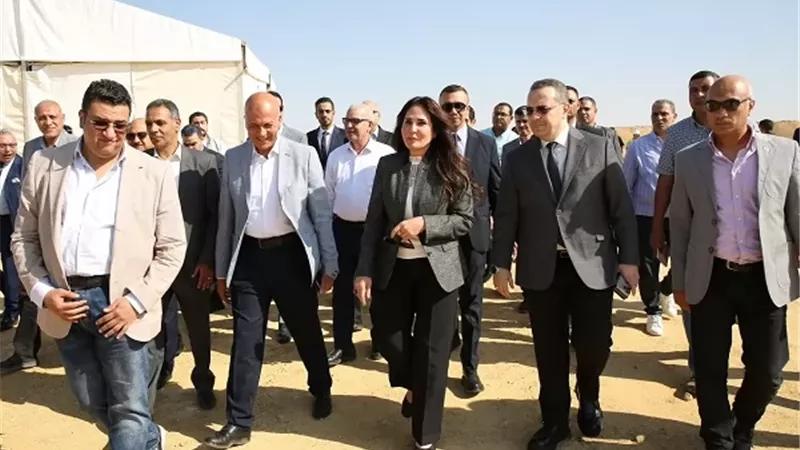 وزيرة الإسكان تشهد تسليم أول ١٠ أفدنة خالية من المخلفات لإتاحتها