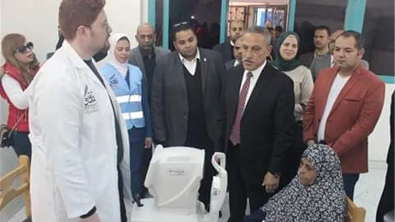 محافظ الإسماعيلية يتفقد مبادرة مكافحة العمى ..صور