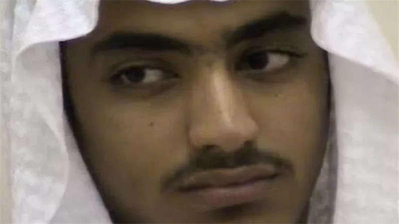 معلومات عن حمزة بن لادن الذي أسقطت السعودية جنسيته ورصدت أمريكا مليون دولار مقابل رأسه
